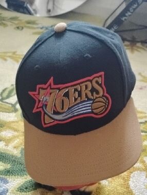 Vintage Mitchell & Ness Philadelphia 76ers Black and Tan Two-Tone Snapback Hat